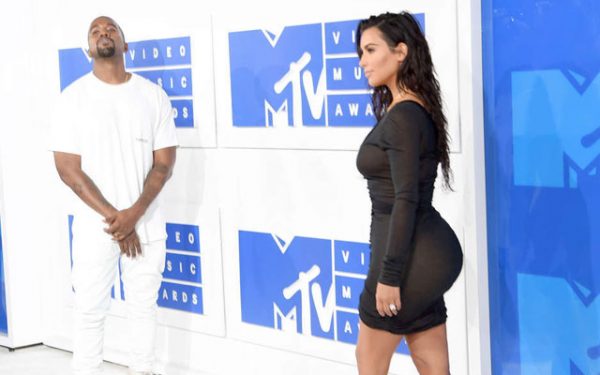 Kim Kardashian rouba holofotes com VESTIDO TRANSPARENTE nos VMA