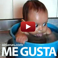 GRANDA MOCA: Bebé a tripar num balde de água
