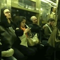 Zé Bubas a Cantar Queen no Metro