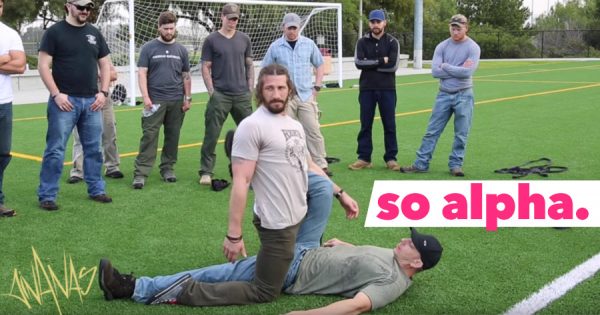 Ex-Ranger Americano demonstra técnica épica para pegar em alguém inconsciente