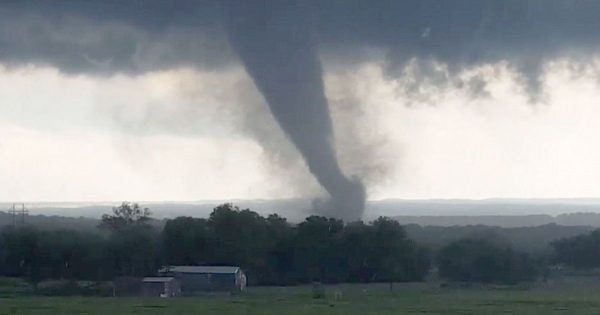 Tornados Massivos Varrem tudo em Oklahoma