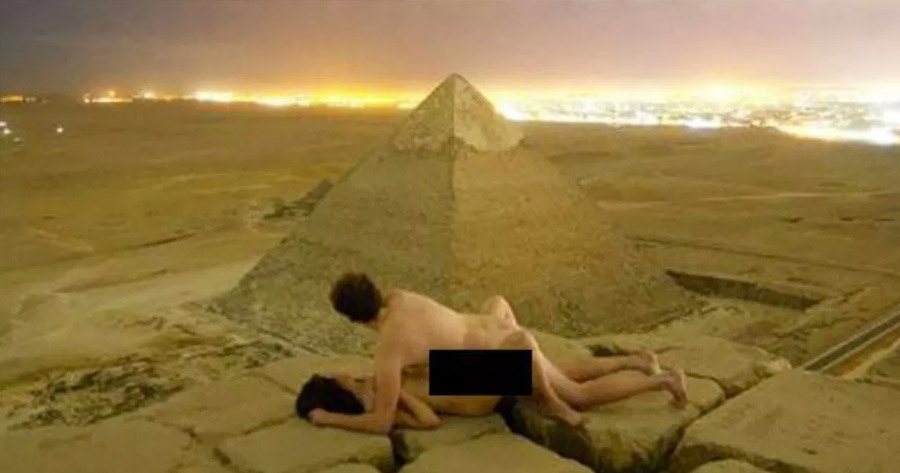 Subiram às escondidas às Pirâmides para PINAR LÁ EM CIMA