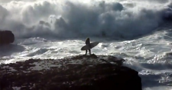 Surfista Tuga Mostra como Entrar Quando Mar está Bravo