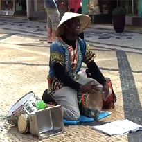 Músico Angolano dá Show na Baixa de Lisboa!