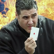 Mágico faz Truque de Cartas… Enquanto Arde!
