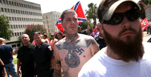 Membro do KKK Apanhado e Espancado