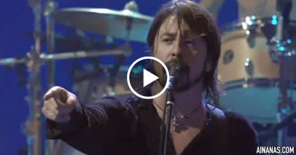 Dave Grohl (Foo Fighters) Expulsa fã de Concerto