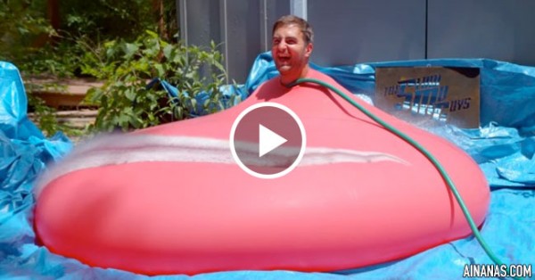 Homem de 1m80 Mete-se Dentro de um Balão Cheio de Água