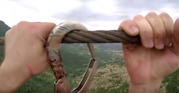 Rapaz Corre Risco Estúpido: Zipline num Cabo Ferrugento