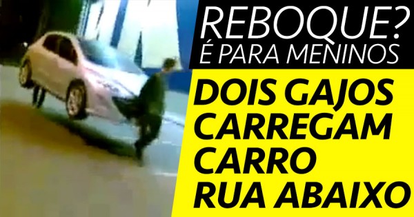 Dois Gajos Carregam um Carro pelas Ruas