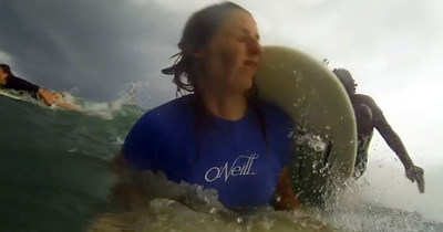SURF: Rapariga Leva com a Prancha na Bochecha