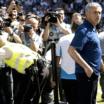 Fotógrafos Atropelam-se na Despedida de Mourinho