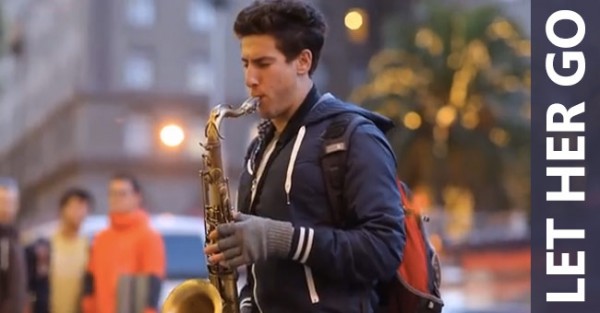 Músico de Rua toca “LET HER GO” no Saxofone