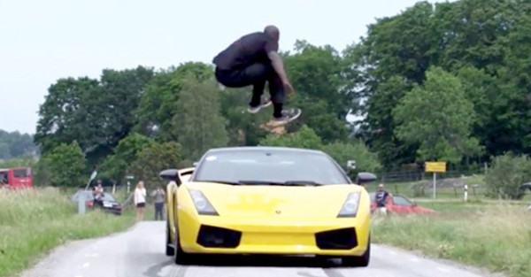 Homem Salta por Cima de Lamborghini a 130Km/h
