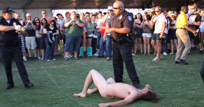 Nudista sofre nas mãos de 3 polícias