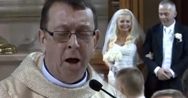 Padre surpreende todos cantando versão de Hallelujah