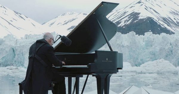 Pianista Toca Entre Glaciares que Colapsam