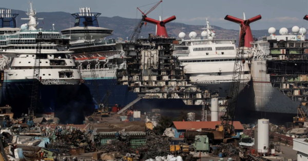 Vê como são destruídos navios de 300 MILHÕES de Dólares