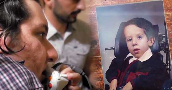 Ele Joga Street Fighter COM A BOCA e é dos Melhores do Mundo