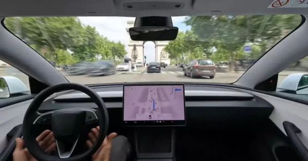 Tesla testa condução autónoma em Paris