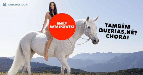 Emily Ratajkowski nua em cima de um cavalo