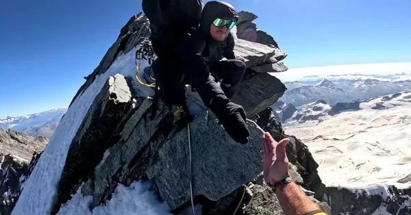 Salto com WINGSUIT do cume do Täschhorn (Suíça)