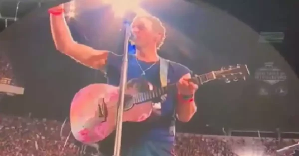 Coldplay voltam aos palcos e Chris Martin Brinca com Traição Polémica