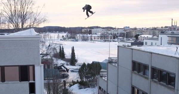 Snowboarder dá SALTO SURREAL entre prédios!