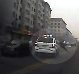 Polícia Atropela Peão e Segue Caminho (China)