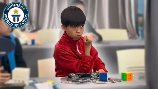 Jovem chinês ESMAGA RECORD de Cubo de Rubik